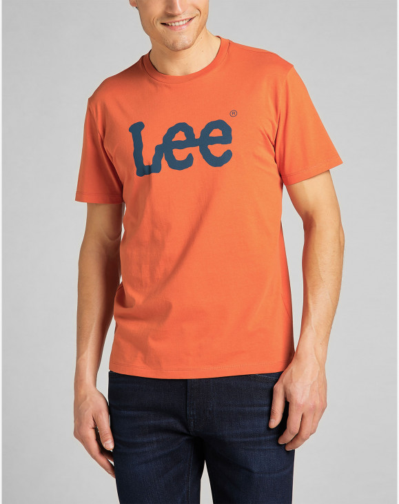 detail Pánské tričko s krátkým rukávem Lee WOBBLY LOGO TEE BURNT OCHRE oranžové