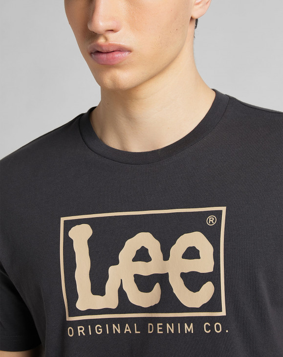 detail Pánské tričko s krátkým rukávem Lee SQUARED LEE TEE WASHED BLACK