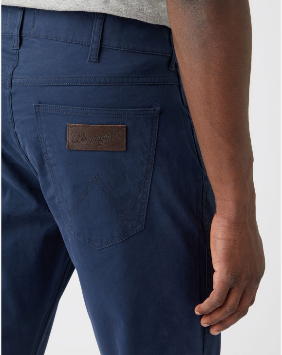 detail Pánské plátěné kalhoty Wrangler GREENSBORO NAVY tmavě modré