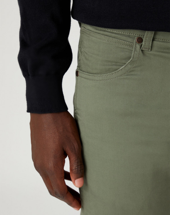 detail Pánské kalhoty Wrangler LARSTON DUSTY OLIVE