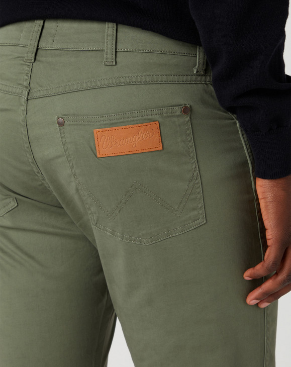 detail Pánské kalhoty Wrangler LARSTON DUSTY OLIVE