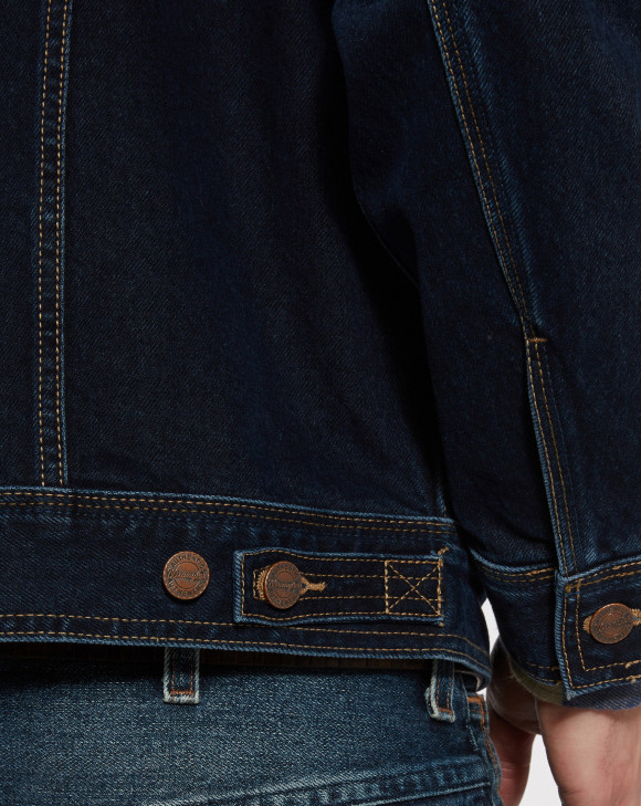 detail Pánská džínová bunda Wrangler AUTHENTIC JACKET BLUE BLACK