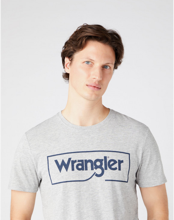 detail Pánské tričko s krátkým rukávem Wrangler FRAME LOGO TEE MID GREY MEL